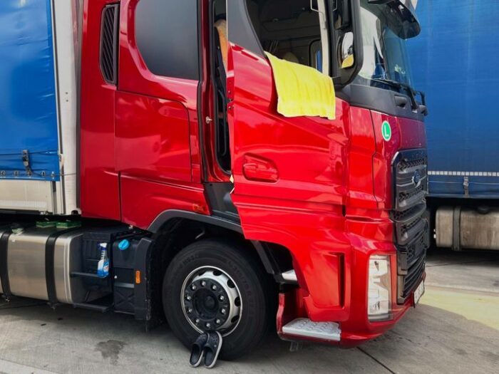 ein lkw der marke ford steht auf einem parkplatz und dessen fahrer betreibt wagenpflege