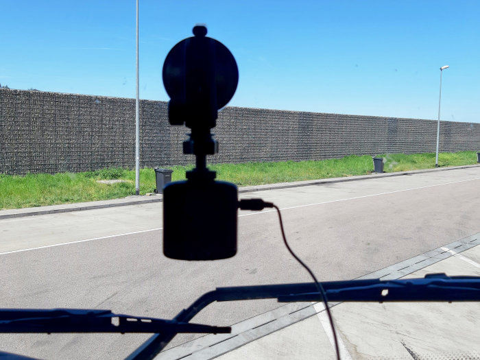 Eine Dashcams hängt an der Frontscheibe eines lkw