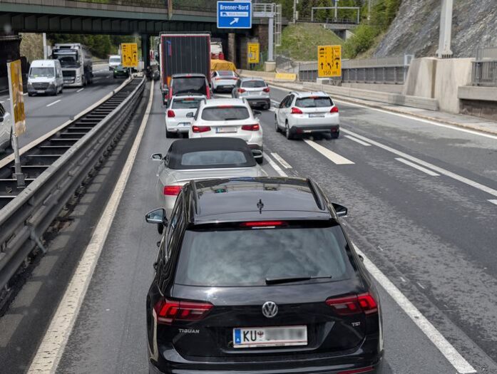 stau und stillstand sind am brenner normalität. Das Bild zeigt einen Stau am Brenner.