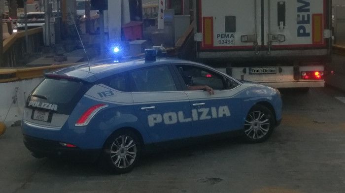 bild zeigt ein auto der polizia in italien