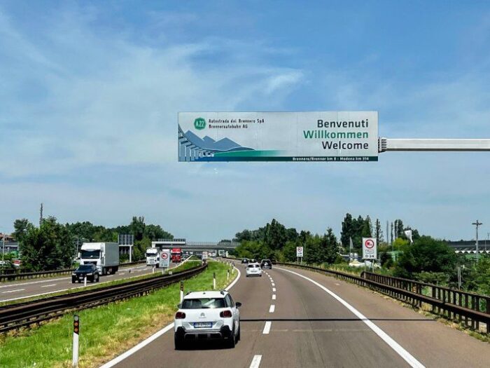Italien erstattet Lkw-Maut bei Baustellen, jetzt auch auf der Brennerautobahn. Das Bild zeigt den Beginn der Brennerautobahn im Süden bei Mantova.