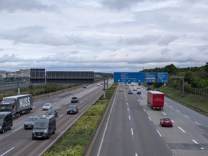 das bild zeigt das frankfurter kreuz, von süden aus gesehen. der straßengüterverkehr der lange vom mittelstand geprägt wurde, ist stark rückläufig.