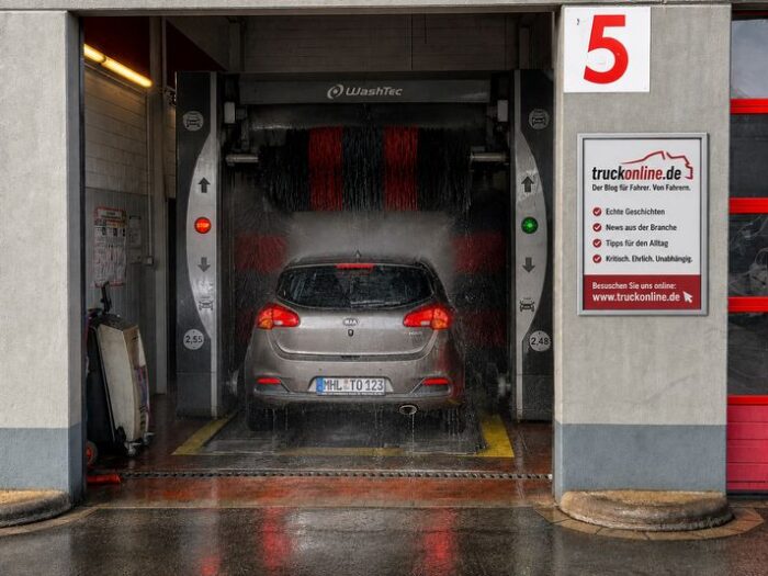 werterhalt durch fahrzeugpflege. das bild zeigt einen pkw kia in einer waschhalle.