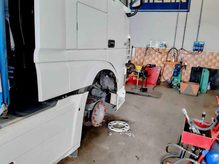 ein lkw daf steht in einer werkstatt. ersatzteile sollten schnell verfügbar sein.