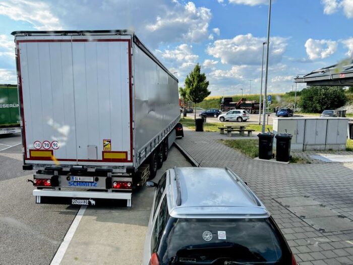 überfüllte rastanlagen gehören zum alltag. hier parkt ein lkw ziemlich wild auf einem gehweg.