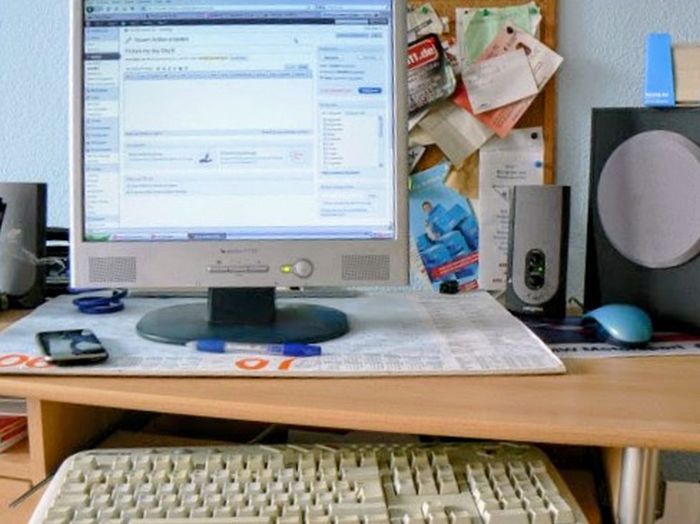 Gebrauchtwagen verkaufen am computer. das bild zeigt einen schreibtisch mit einem computer.