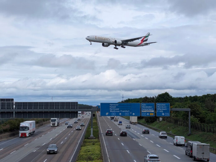 Lkw unterwegs am Frankfurter Kreuz mit eine Boing 777 von Emirates im Hintergrund.