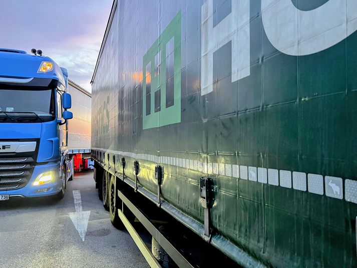 das bild zeigt einen lkw, der wegen eines falsch geparkten lkw nicht weiter fahren kann