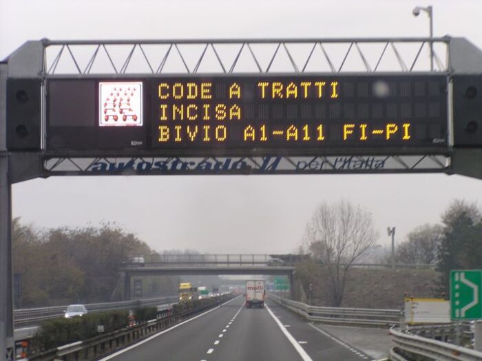In Italien läuft derzeit ein 90-tägiger Test mit „SafeDrive“. Das System soll nicht nur Fahrzeuge und Kennzeichen erfassen, sondern auch erkennen, was während der Fahrt im Fahrzeug passiert. Das bild zeigt einen Autobahnabschnitt in der Toskana.