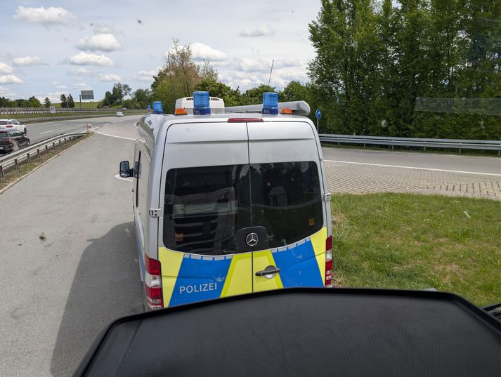 polizeiauto auf einem Parkplatz während einer Kontrolle