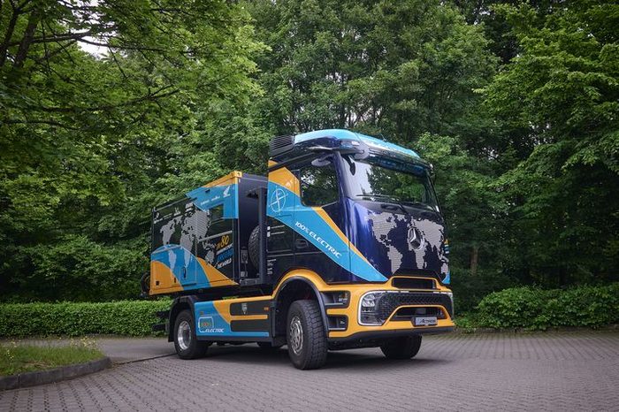 Der Elektrotrucker fährt mit maximal 80 Stopps um die Welt. Das Bild zeigt den Mercedes-Benz eActros 600.