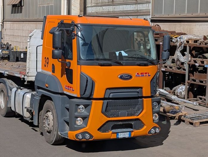 Fracht und Touren mit Speditionskalkulation immer im Blick. Das Bild zeigt einen Lkw der Marke Ford beim beladen in einer Firma.