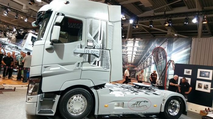 Nicht immer muss es ein neuer lkw sein. oftmals reicht eine Lkw Auktion. Das Bild zeigt einen Renault Lkw auf der IAA in Hannover.