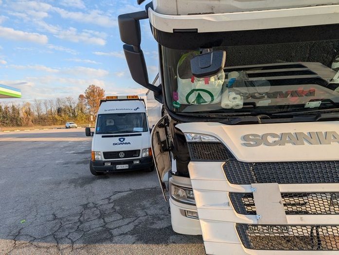 In den ersten Minuten nach einer Panne ist richtiges Verhalten wichtig. Das Bild zeigt einen defekten Scania Lkw mit einer Panne.